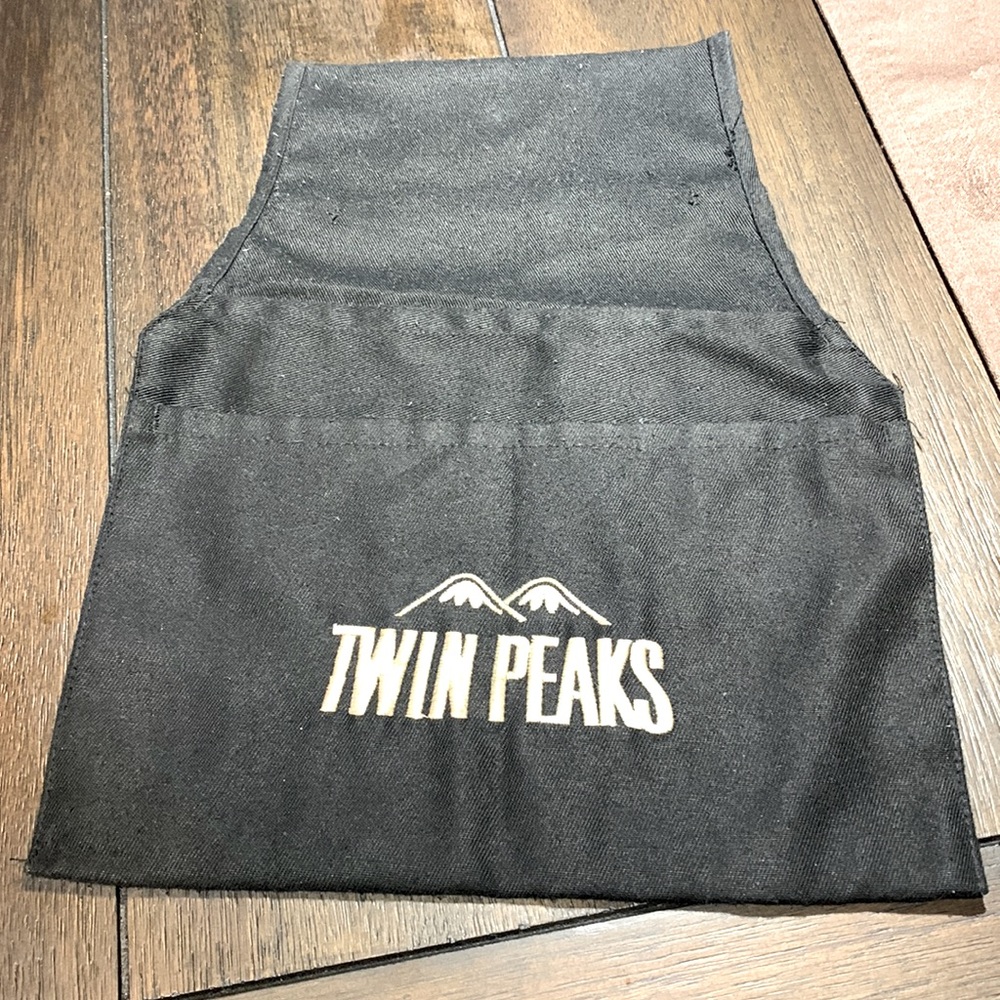 Twin Peaks serving pouch